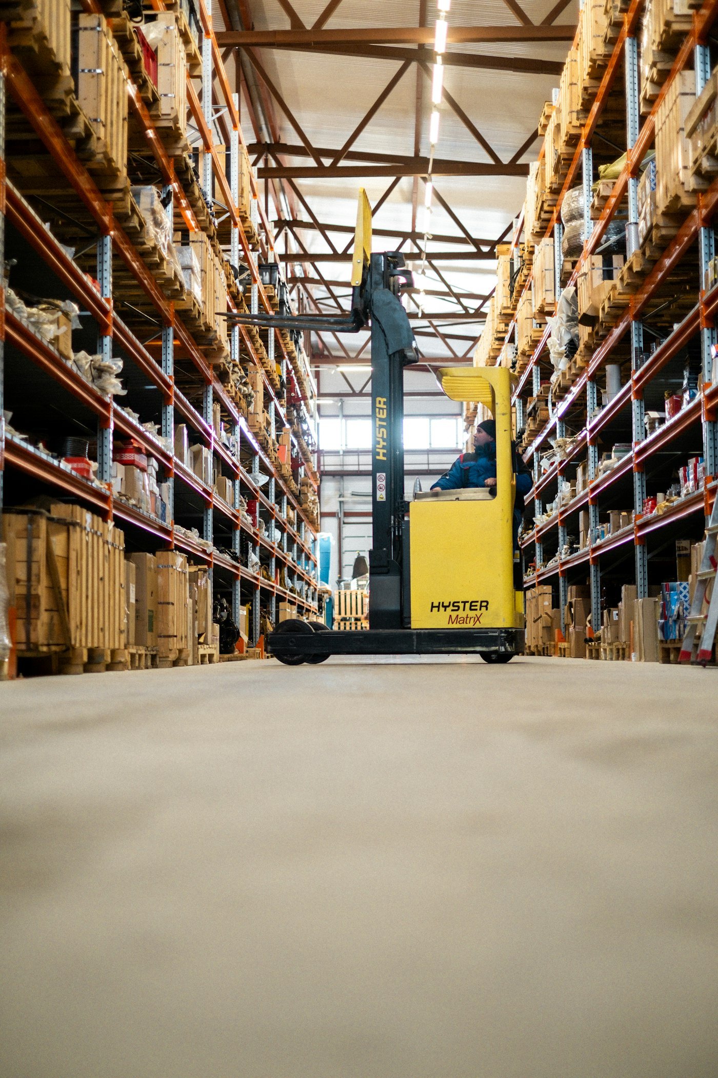 Depoda duran sarı forklift; satış ve kiralama firmaları için stok, sözleşme ve filo takibi senaryosu