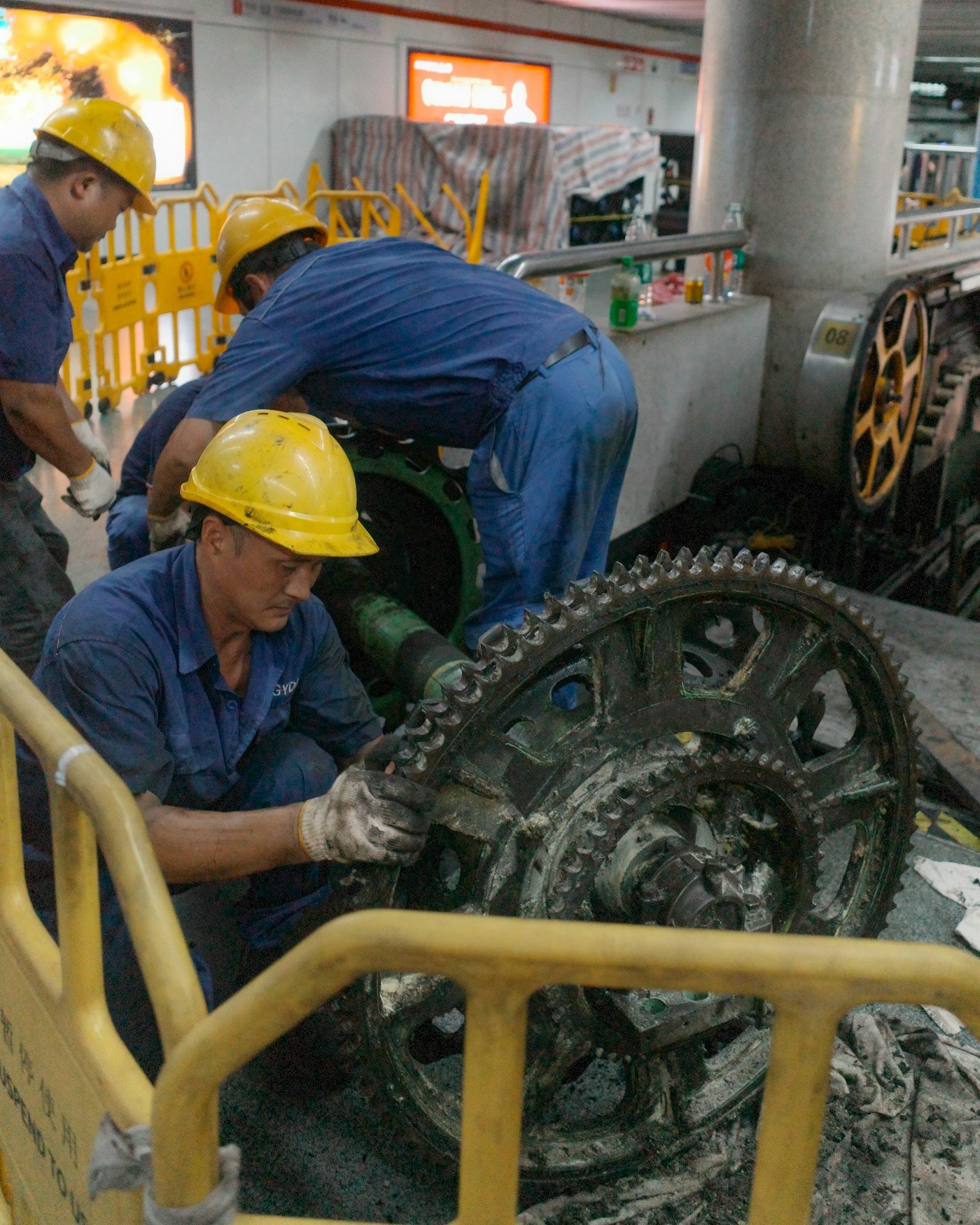 Endüstriyel makine üzerinde çalışan servis teknisyenleri; servis işletmeleri için iş emri ve bakım yönetimi senaryosu